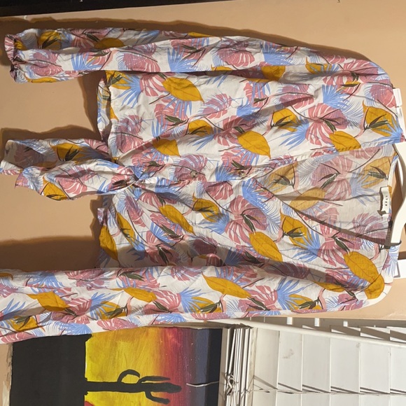 Women’s blouse in a size medium - Picture 3 of 5